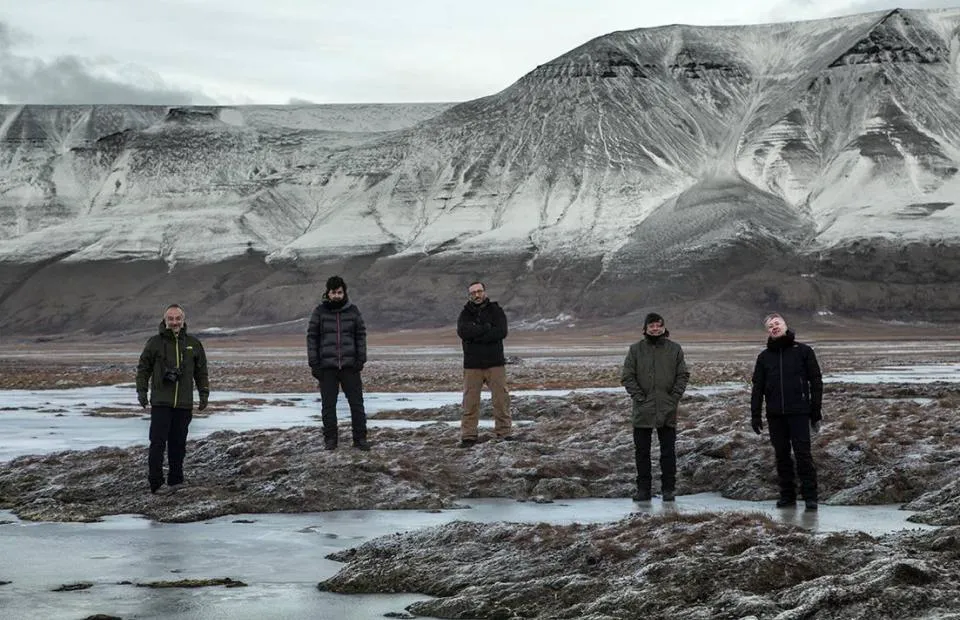 L’EMOZIONANTE VIDEO DELLA NOSTRA MISSIONE ALLE ISOLE SVALBARD CON L’OMAGGIO DEI DEPRODUCERS AL GLOBAL SEED VAULT