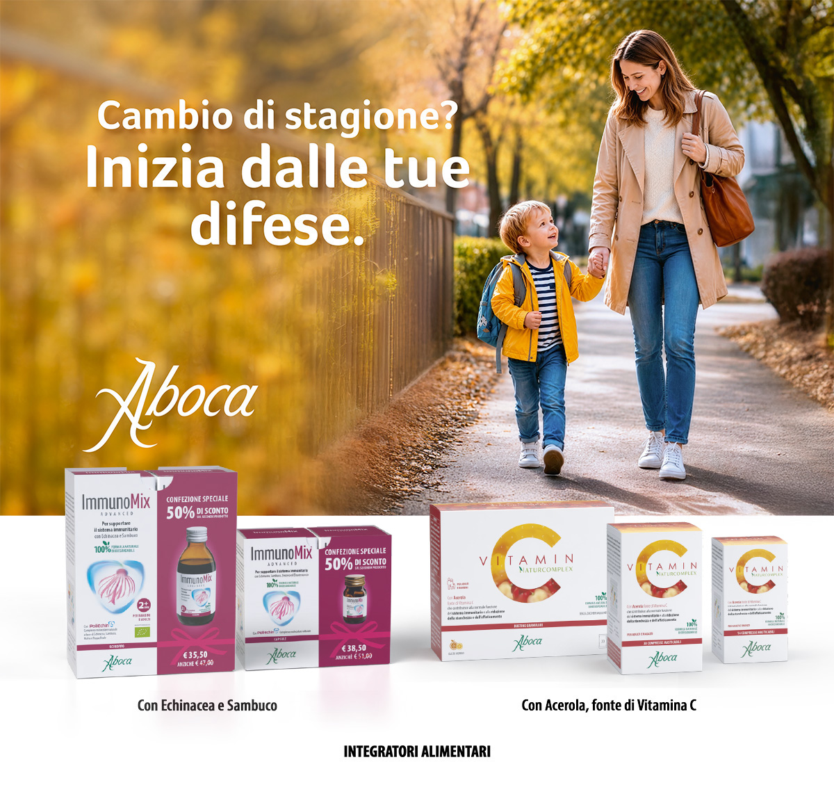 Mamma e bambino con lo zainetto in spalla camminano felici lungo una strada in autunno.